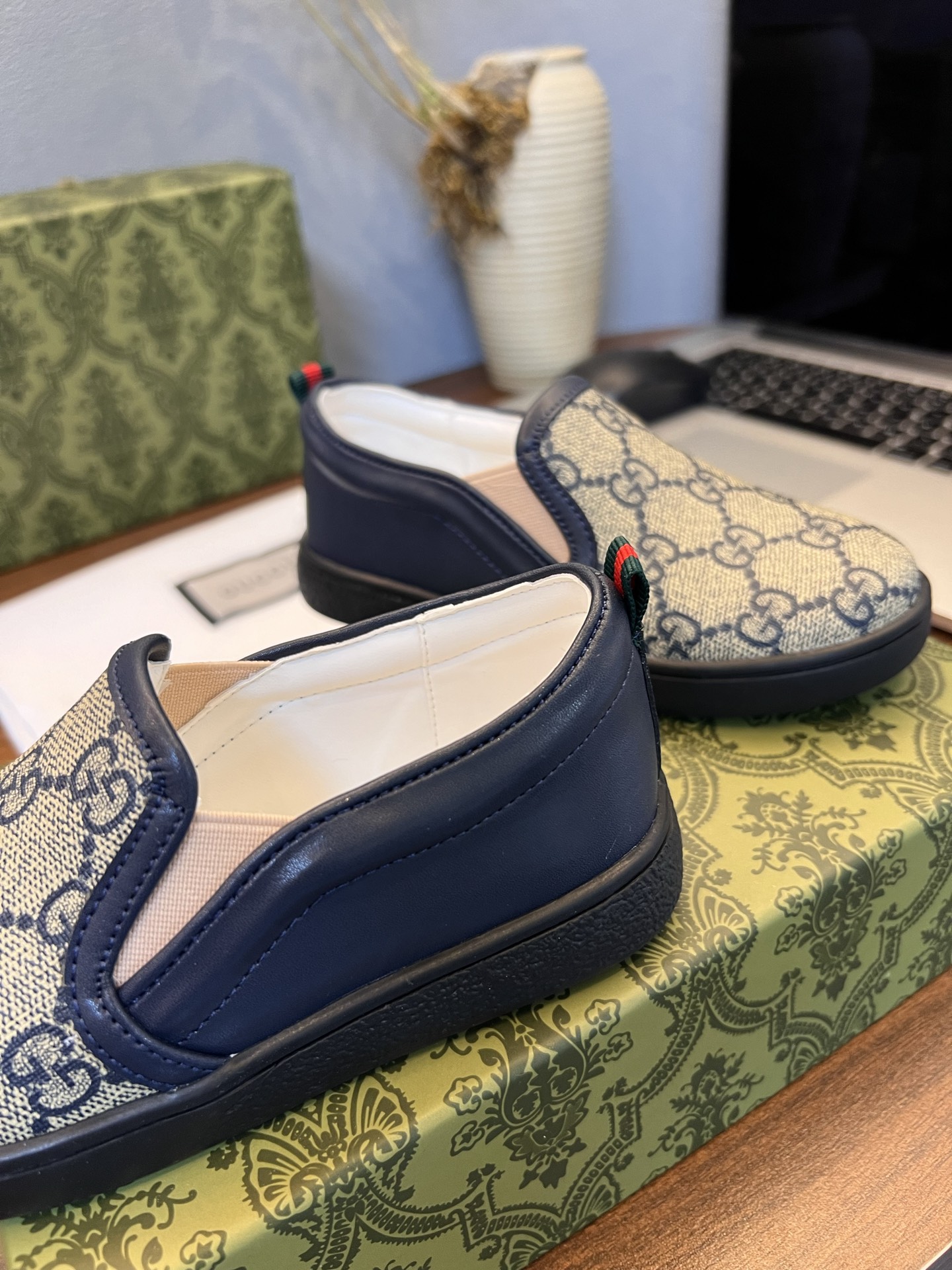 Children's shoes child